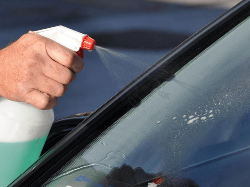 به کار بردن ترکیب آب و مواد شوینده برای پاک کردن لکه رنگ روی ماشین | شرکت پخش رنگ تهران