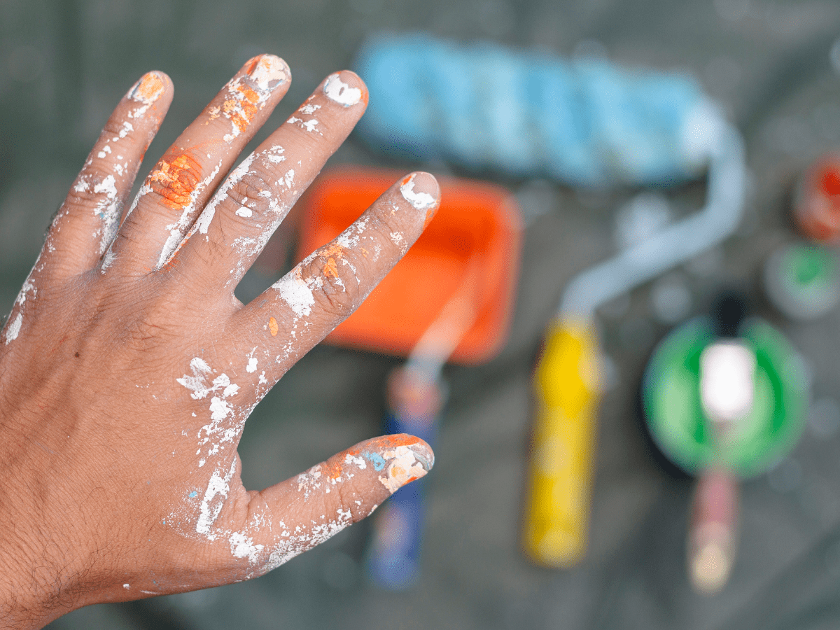 روش‌های پاک کردن رنگ از روی پوست | شرکت رنگ تهران
